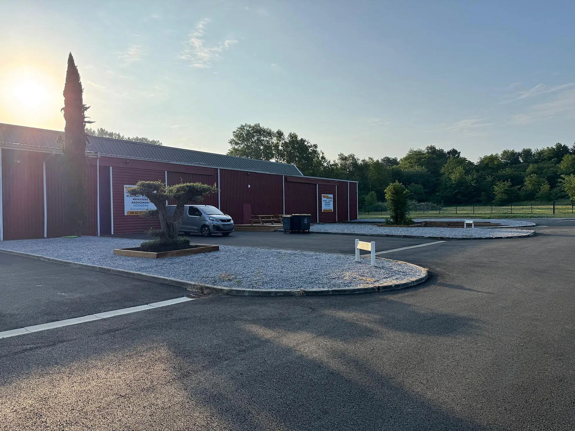 L'atelier LD Concept et son parking à La Brède