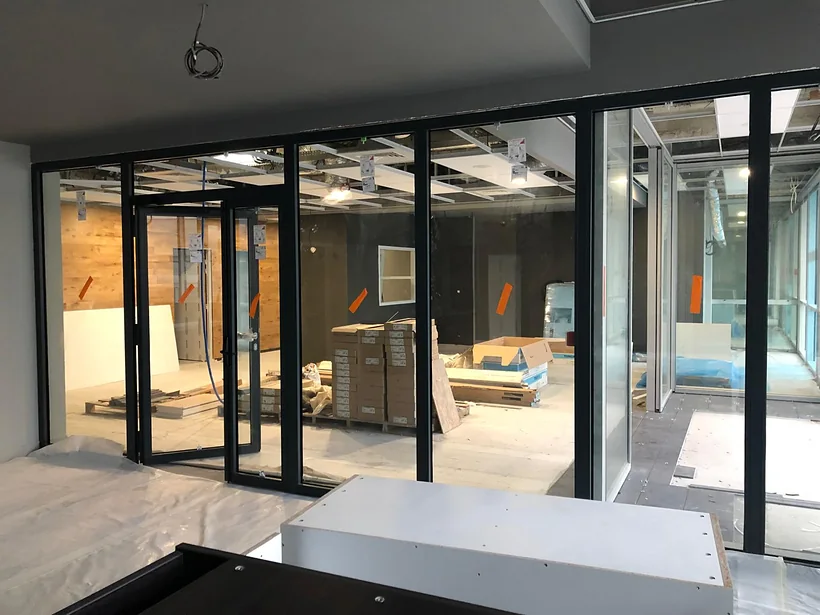 Bureau vitré sur le plateau : cloison modulaire vitrée, double porte vitrée