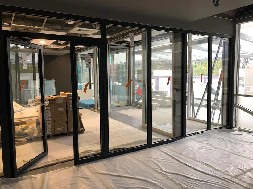 Cloison vitrée et double porte : cloison modulaire vitrée toute hauteur, double porte vitrée, imposte