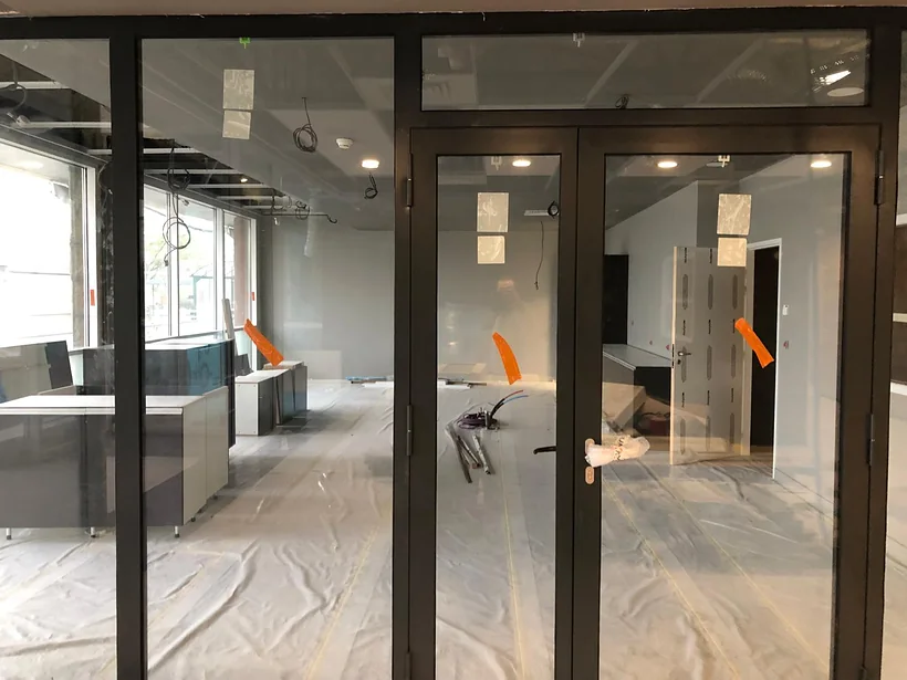 Double porte vitrée : portes vitrées sous imposte, profilés noirs