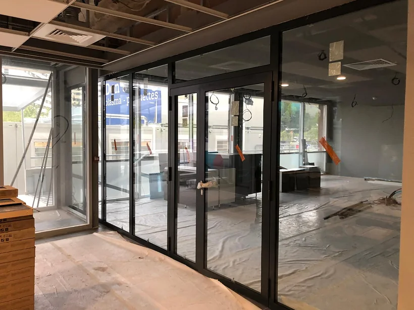 Façade vitrée de bureau : cloison modulaire vitrée, double porte et imposte vitrées