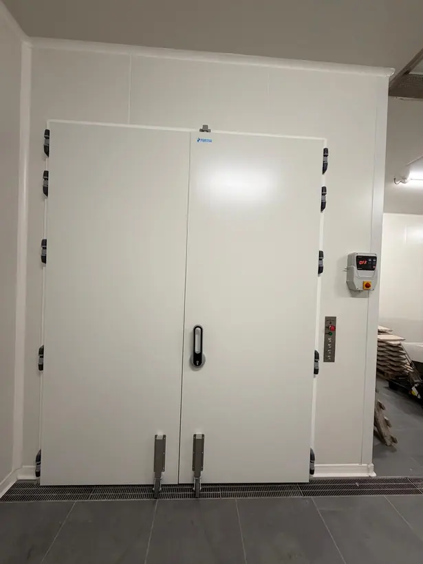 Chambre froide à double porte : porte isotherme deux vantaux, panneaux isothermes