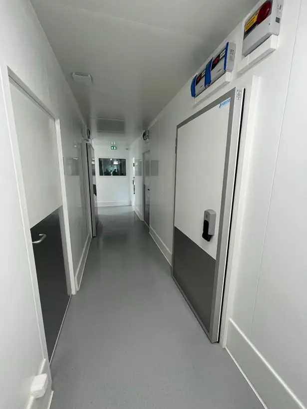 Couloir des chambres froides : portes isothermes, parois lisses