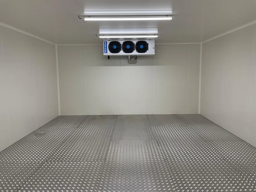 Intérieur de la chambre froide négative : panneaux isothermes, évaporateur, sol en aluminium larmé