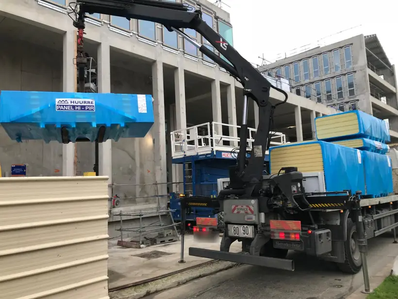 Livraison des panneaux isothermes : déchargement des panneaux au camion-grue