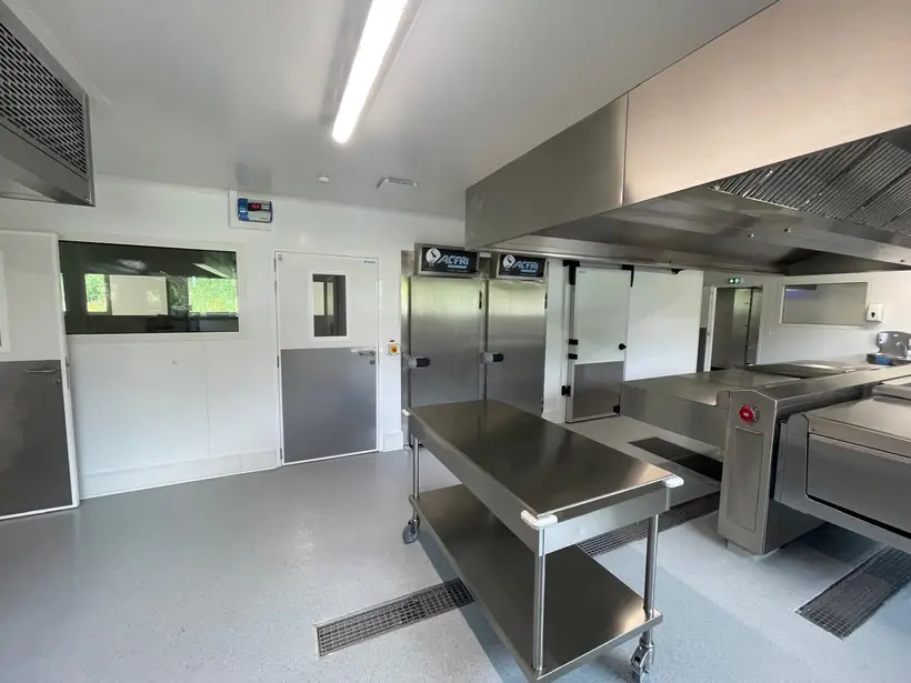 Cuisine : portes de service et passe vitré : portes à hublot, châssis vitré