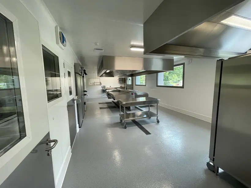 Cuisine de production : cloisons et plafonds isothermes, châssis vitrés