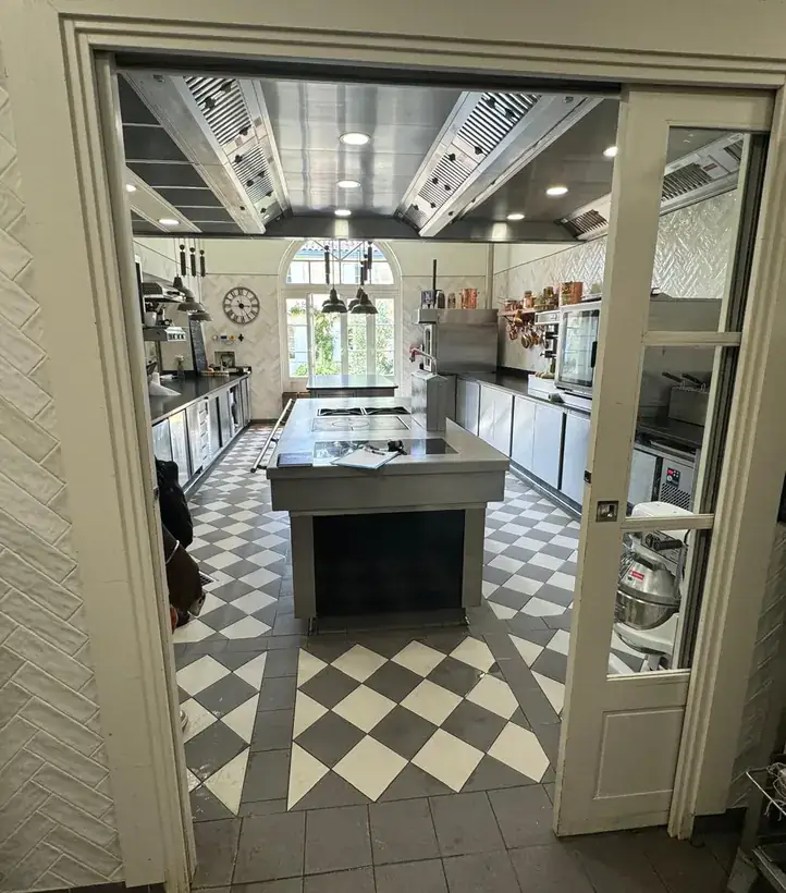 Laboratoire de cuisine : cuisine professionnelle, porte coulissante vitrée