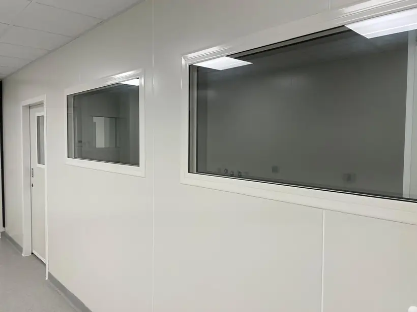Châssis vitrés sur la circulation : châssis vitrés, cloisons en panneaux, porte à oculus