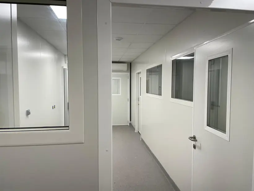 Couloir et châssis vitrés : cloisons en panneaux, châssis vitrés, porte à oculus