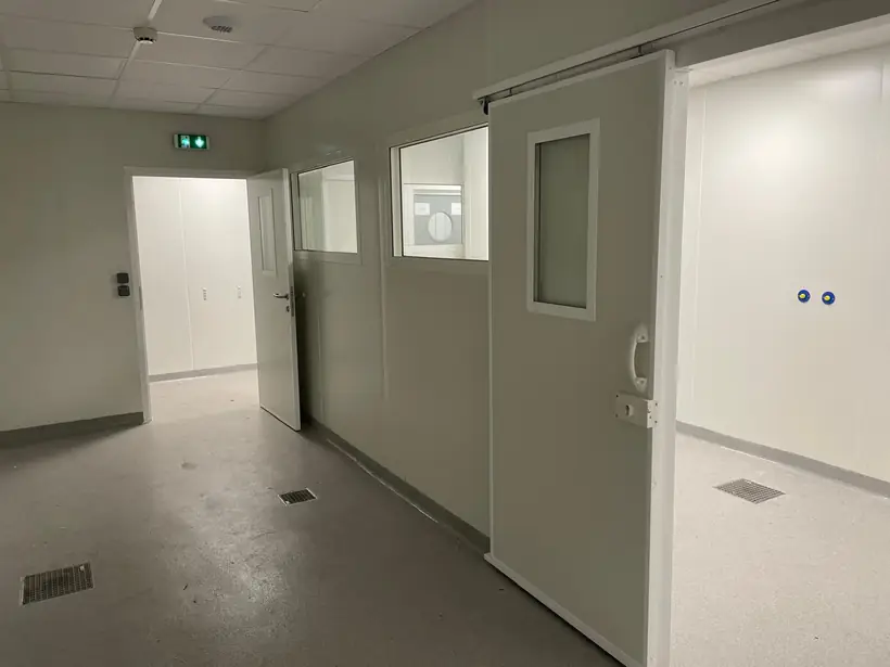 Porte coulissante à oculus : porte coulissante, châssis vitrés, cloisons en panneaux