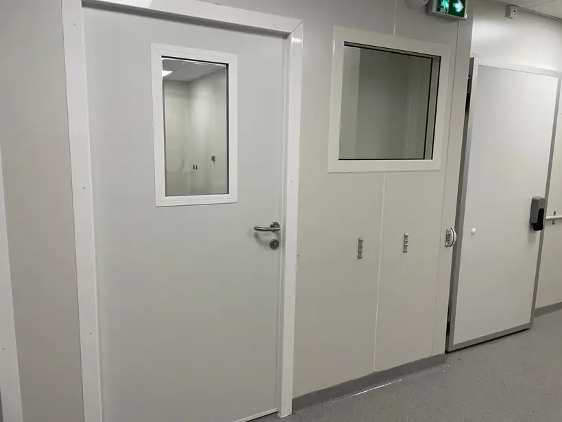 Porte à oculus et châssis vitré : porte de service, châssis vitré, porte isotherme