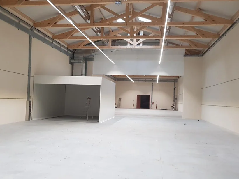 Local isotherme dans la halle : parois et plafond en panneaux, ouverture en façade