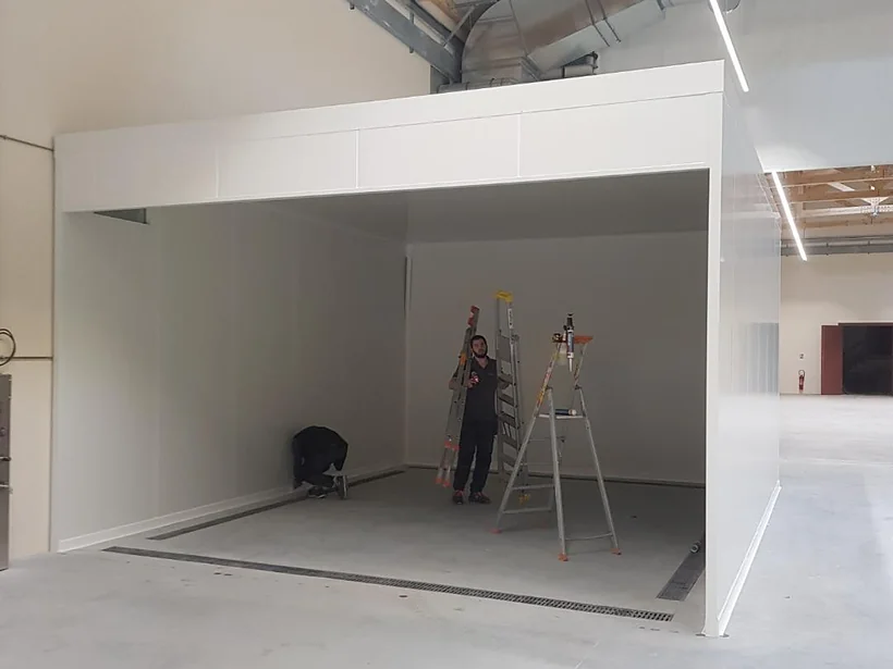Local en panneaux isothermes en finition : parois et plafond en panneaux, plinthes