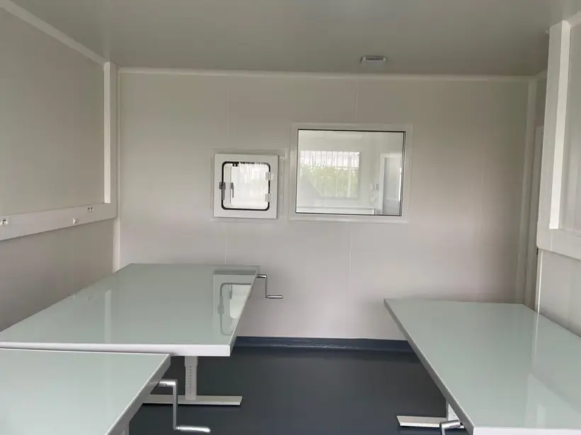 Laboratoire avec passe-plat : parois et plafond en panneaux, châssis vitré, passe-plat