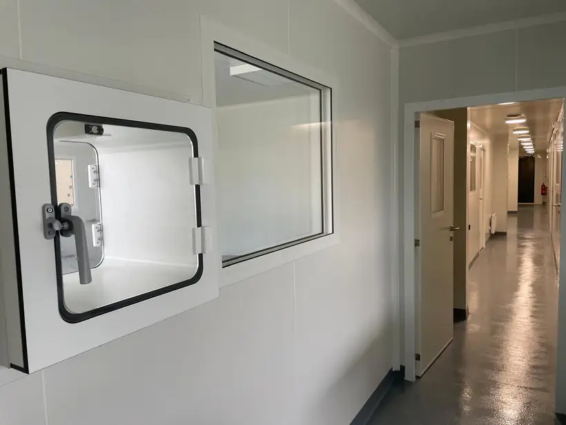 Passe-plat et châssis vitré de laboratoire : passe-plat, châssis vitré, cloisons en panneaux