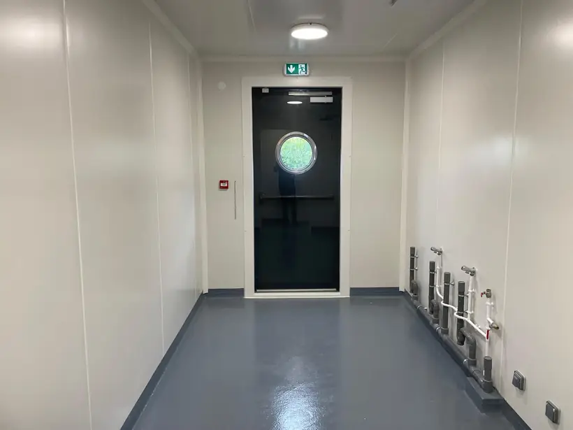 Sas et porte à hublot : parois et plafond en panneaux, porte à hublot