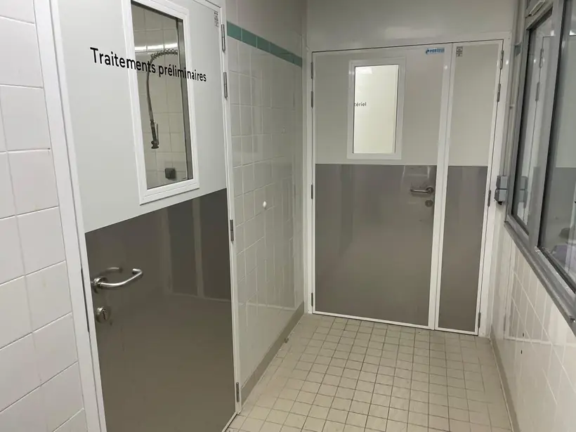 Portes de service du laboratoire : porte à hublot et porte à deux vantaux