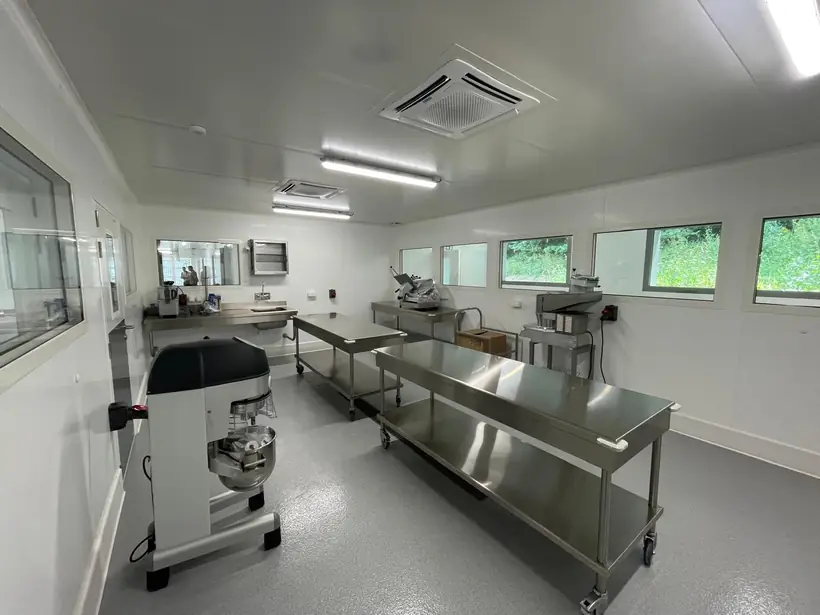 Laboratoire de préparation : parois et plafond isothermes, châssis vitrés