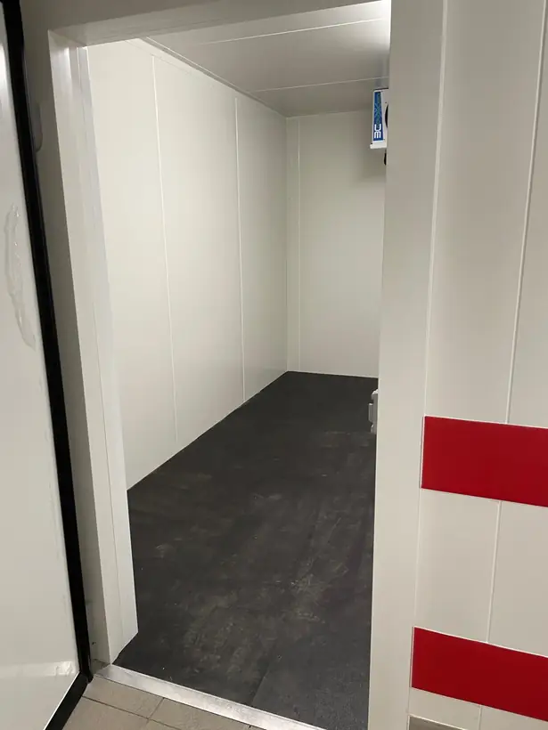 Entrée de chambre froide : panneaux isothermes, porte isotherme