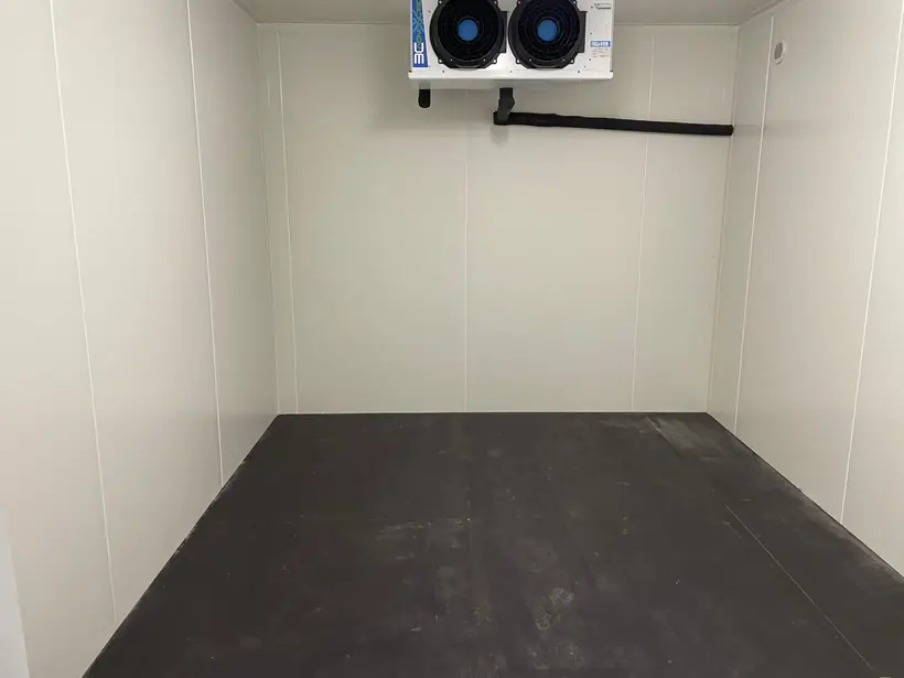 Intérieur de chambre froide : parois et plafond en panneaux isothermes