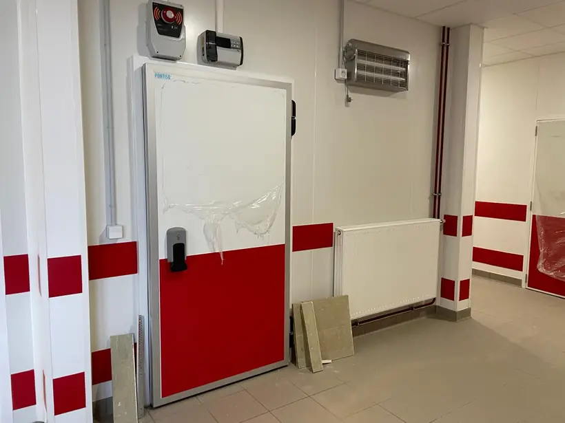 Porte de chambre froide : porte isotherme, lisses de protection