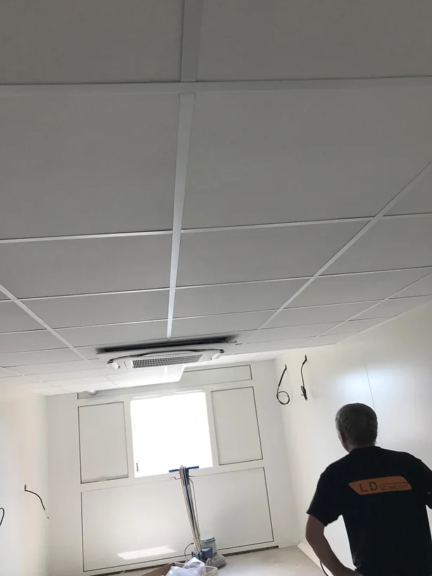 Faux-plafond et climatisation : plafond suspendu en dalles, cassette de climatisation intégrée