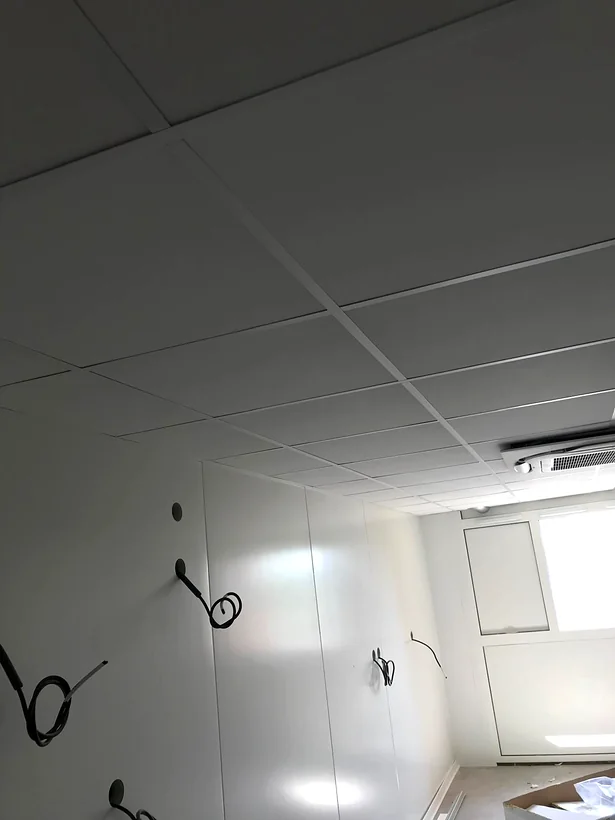 Faux-plafond et parois en panneaux : plafond suspendu en dalles, parois en panneaux