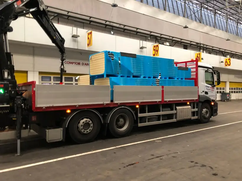 Panneaux isothermes livrés sous la halle : livraison des panneaux au camion-grue