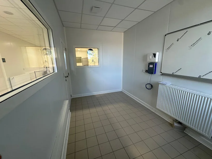 Bureau vitré sur la cuisine : cloisons en panneaux, châssis vitrés, porte vitrée