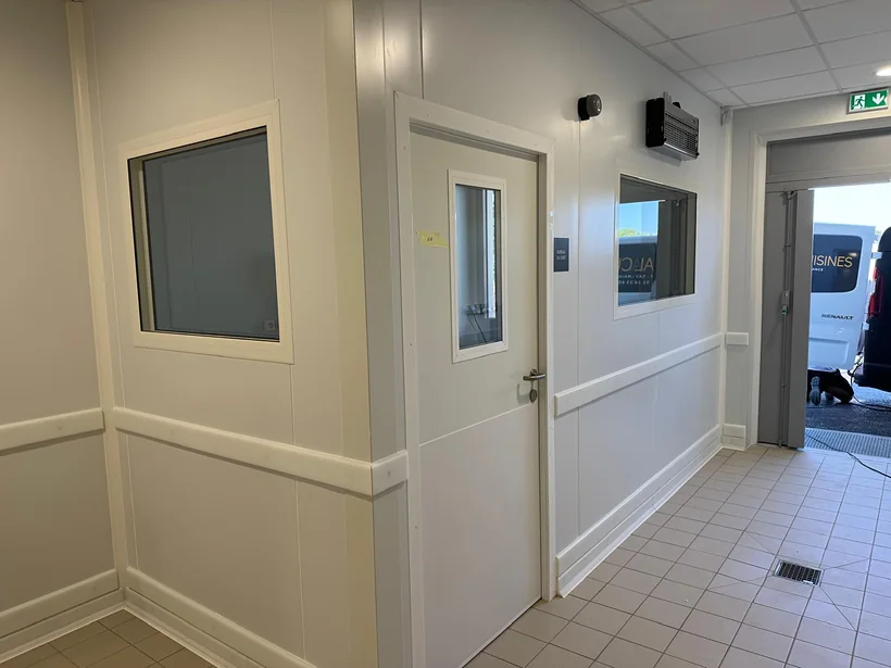 Bureau du chef : cloisons en panneaux, porte à oculus, châssis vitrés