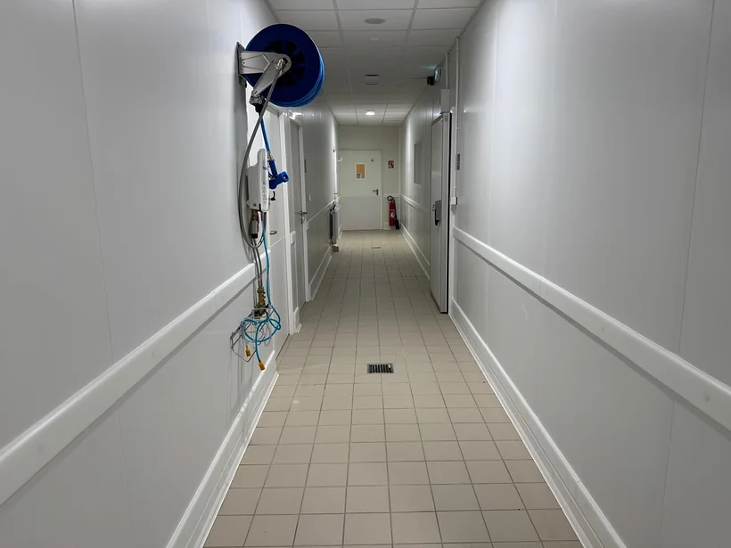 Couloir de la cuisine : parois en panneaux, lisses de protection, portes de service