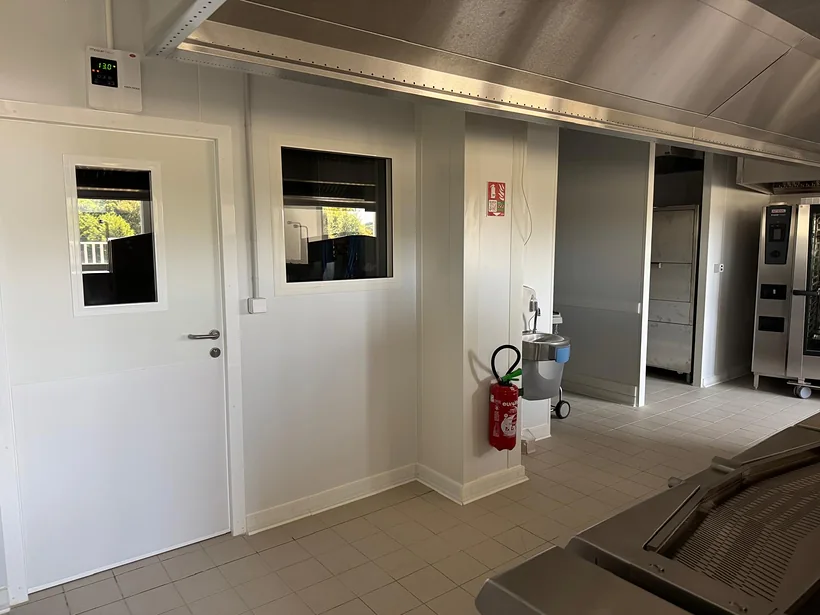 Cuisine : porte et châssis vitré : parois en panneaux, porte à oculus, châssis vitré