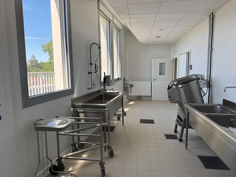 Légumerie : parois en panneaux, porte à oculus