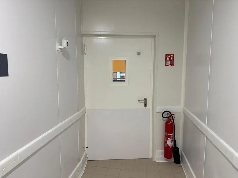 Porte de service à oculus : porte à oculus, lisses de protection, parois en panneaux