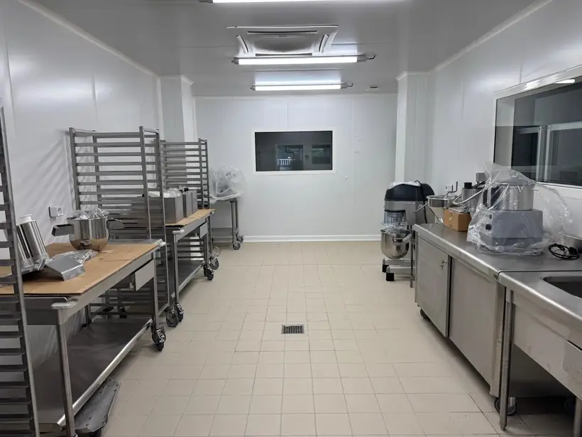 Salle de préparation : parois et plafond en panneaux, châssis vitrés