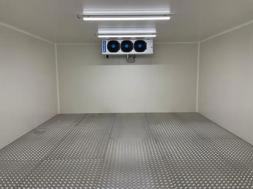Intérieur de la chambre froide de stockage : parois et plafond en panneaux isothermes