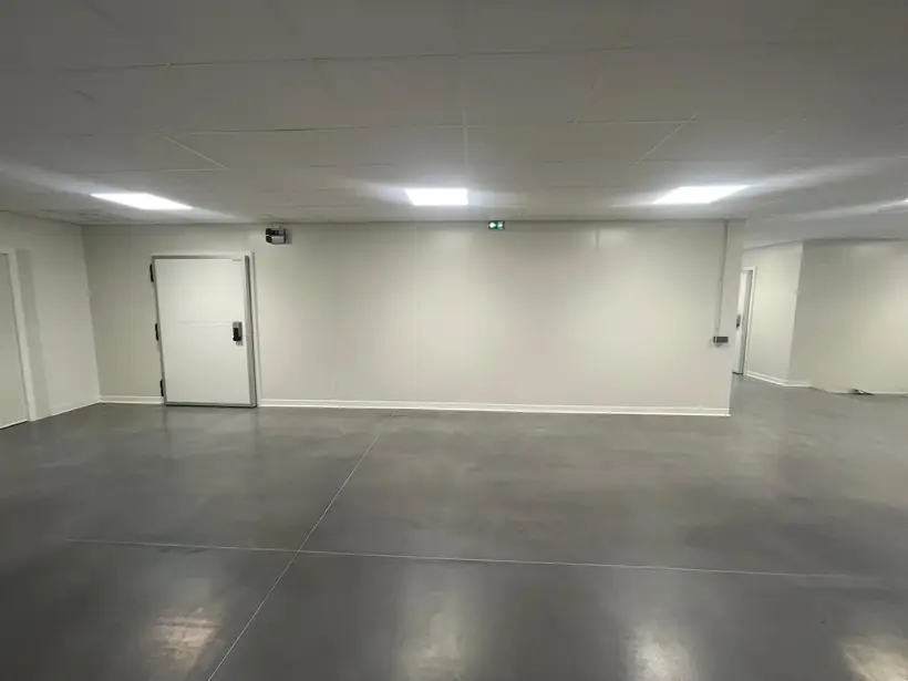 Chambre froide dans la zone de stockage : parois en panneaux isothermes, porte isotherme
