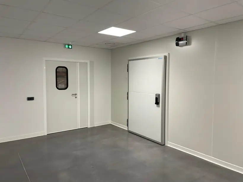 Porte isotherme et porte de service : porte isotherme, porte à oculus, parois en panneaux