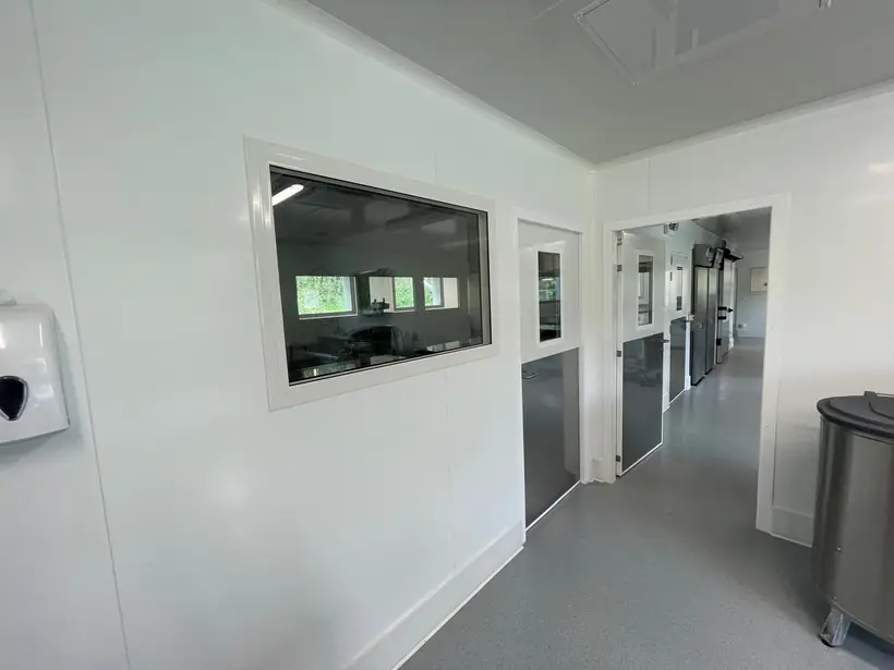 Passe vitré et portes de laboratoire : châssis vitré, portes à hublot