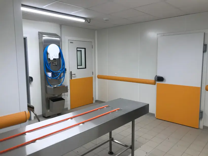 Local de travail et porte isotherme : porte de service, porte isotherme, lisses de protection