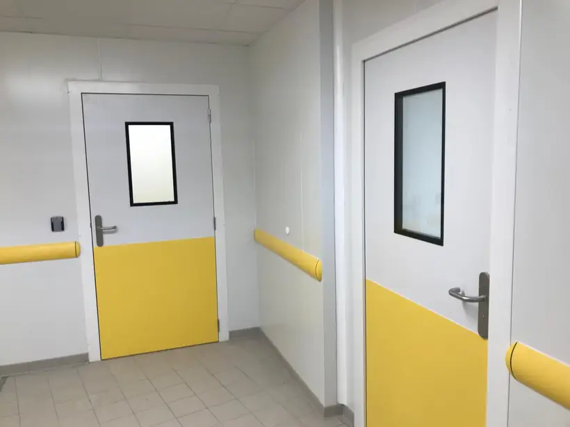 Portes de service à oculus : portes à oculus, lisses de protection