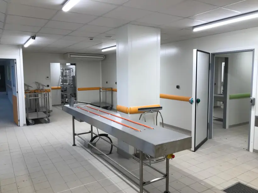 Salle en panneaux et poteau habillé : cloisons en panneaux, habillage de poteau, lisses de protection