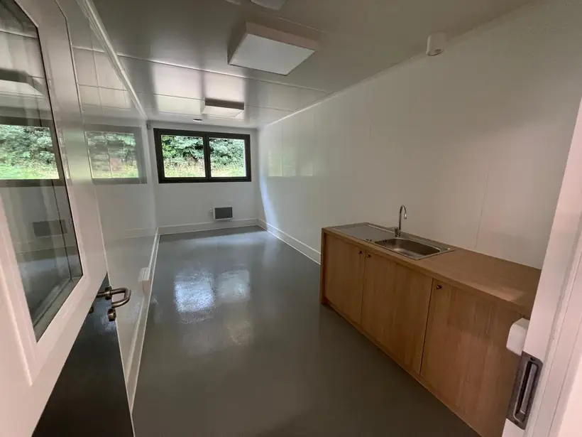 Salle du personnel : cloisons et plafond en panneaux