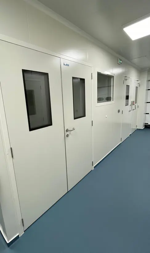 Circulation de salle propre : double porte vitrée, châssis affleurants, parois lisses