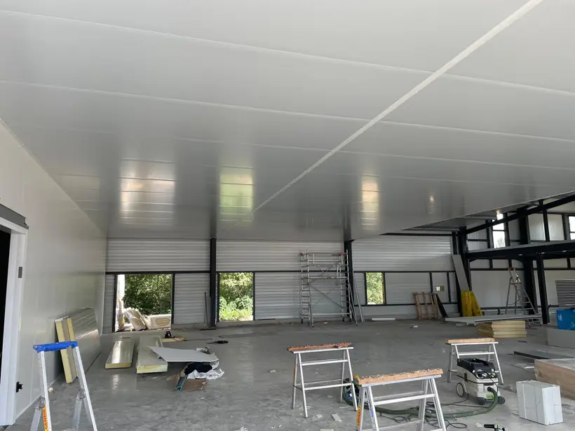 Plafond en panneaux isothermes en cours de pose : plafond et parois en panneaux isothermes