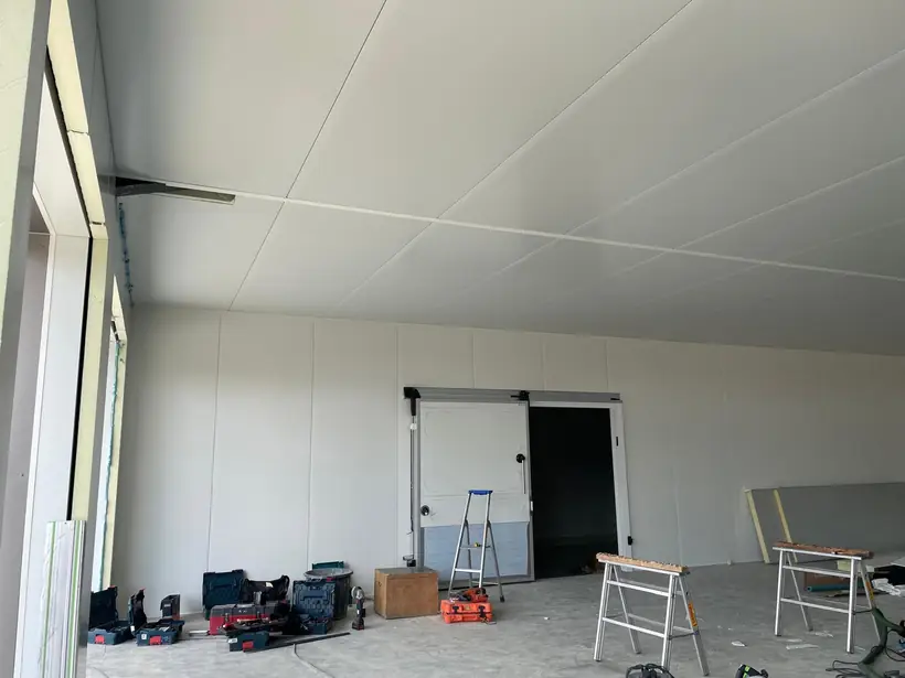 Porte coulissante isotherme : porte isotherme coulissante, parois et plafond en panneaux