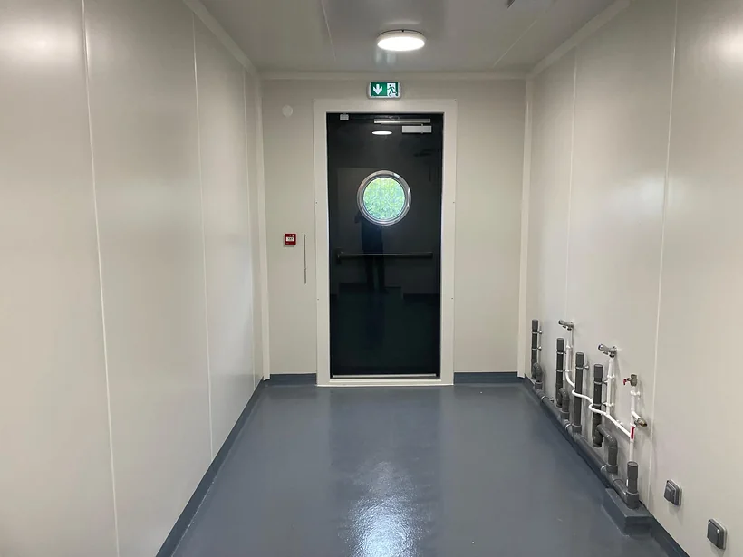 Châssis vitré à vitrage autocassant : châssis vitré avec vitrage autocassant, couloir en panneaux