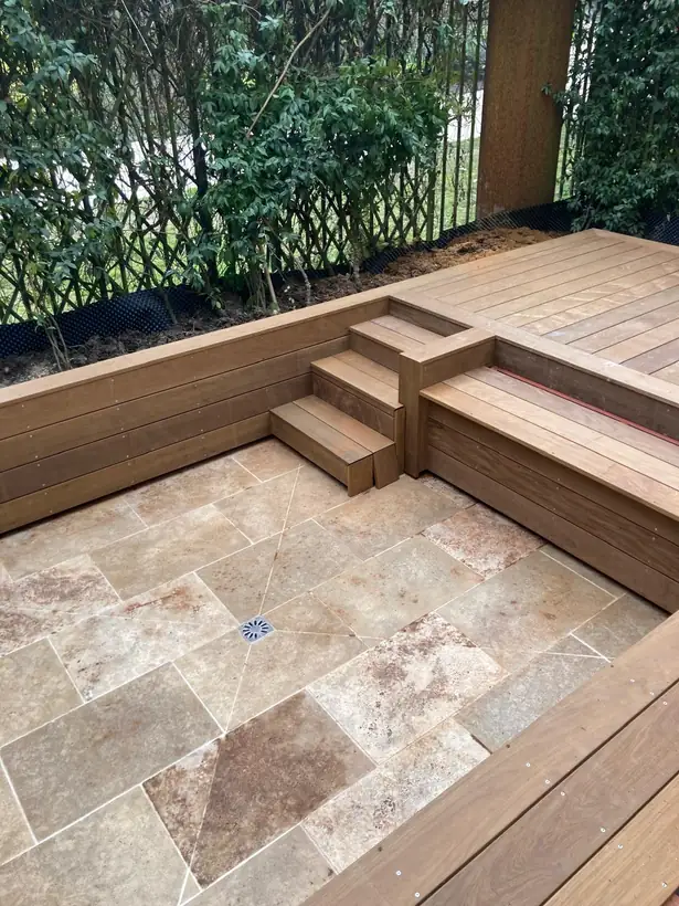 Terrasse en bois exotique : plateforme, marches et banc intégré